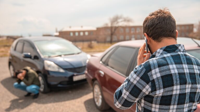 Car accident, the driver calls the police