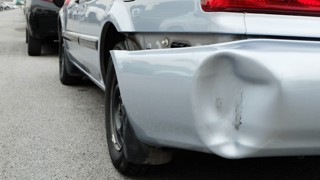 Backside of silver car get damaged by hit-and-run accident