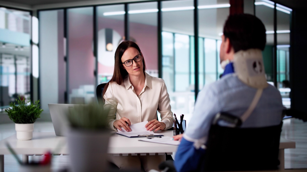 injured man is consulting with lawyer