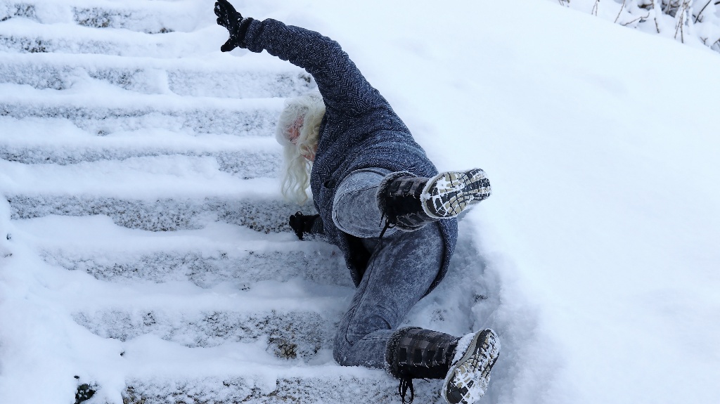 woman slipped on the snow-covered stairs and fell